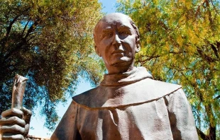 Estatua de San Junu00edpero Serra, Apu00f3stol de California. Cru00e9dito: Flickr de HarshLight (CC BY 2.0) 