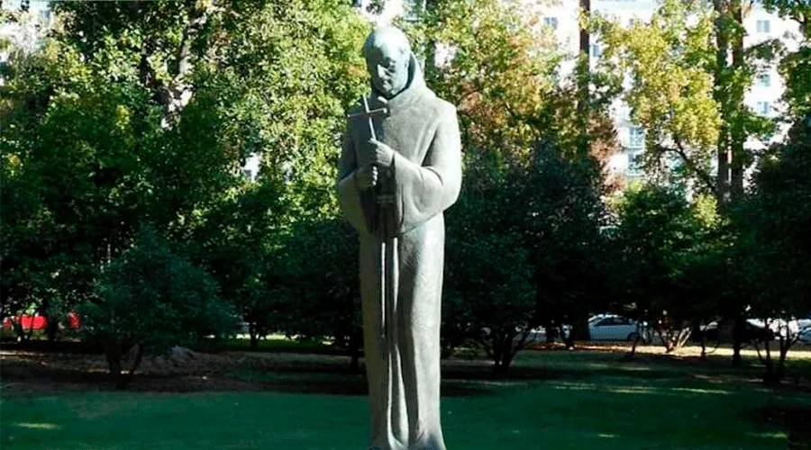 Estatua de San Junípero Serra fuera del Capitolio de California / Crédito: Flickr de Nathan Hughes Hamilton