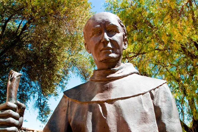 Misión católica en EEUU reubica estatuas de San Junípero Serra por seguridad