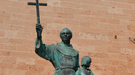 San Junípero Serra no fue “genocida” ni “racista”, dicen expertos tras ataque a estatua