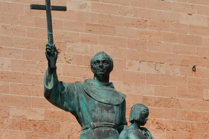 San Junípero Serra no fue “genocida” ni “racista”, dicen expertos tras ataque a estatua