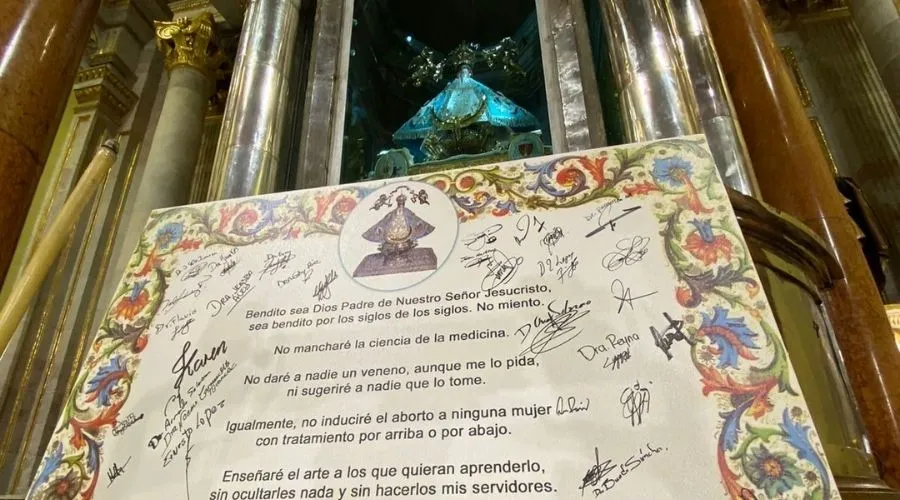 Más de 100 médicos renuevan su juramento en defensa de la vida en catedral en México