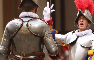 Un Guardia Suizo realiza su juramento. / Foto: Daniel Ibu00e1u00f1ez (ACI Prensa) 