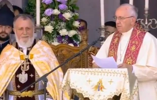 Karekin II junto al Papa Francisco  