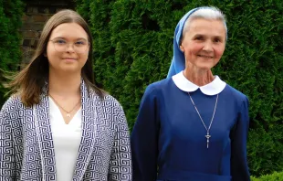  Karolina Gawrych y la Hermana Nulla, curadas por la intercesión de Cardenal Wyszyński y la Madre Czacka. Créditos: Family News. 