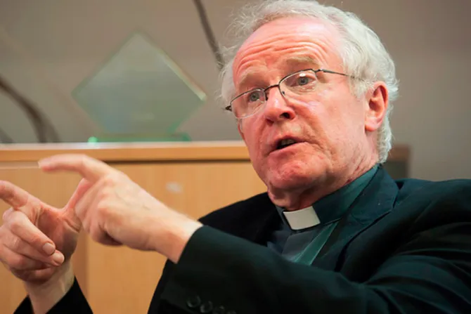 Obispo inglés renuncia tras revelar que tuvo una relación con una mujer hace seis años