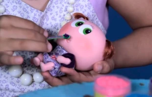 Ksi merito en manos de una niu00f1a. Foto: Captura de video / Distroller. 