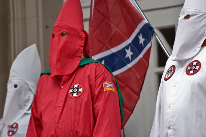 Cardenal califica de intolerable marchas de odio del Ku Klux Klan y neonazis en EEUU