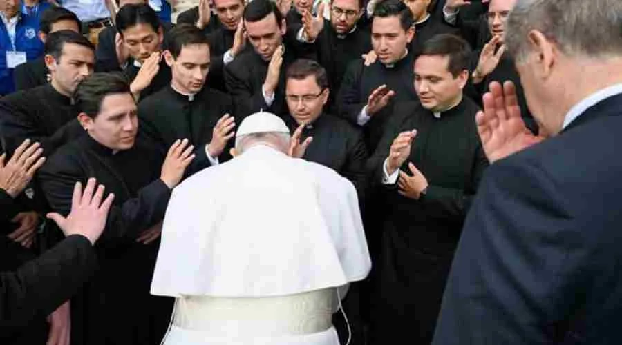 Nuevos sacerdotes bendiciendo al Papa Francisco. Crédito: Legionarios de Cristo?w=200&h=150