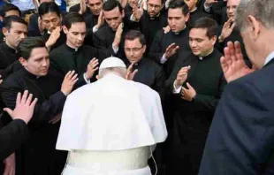 Nuevos sacerdotes bendiciendo al Papa Francisco. Crédito: Legionarios de Cristo 