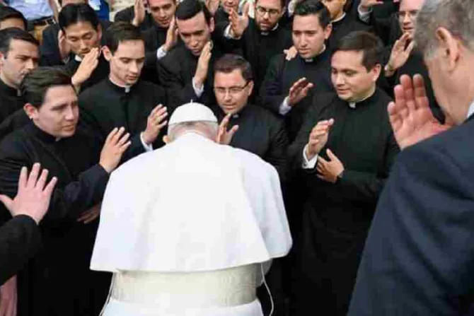El Papa Francisco pide su bendición a nuevos sacerdotes y les da este importante consejo
