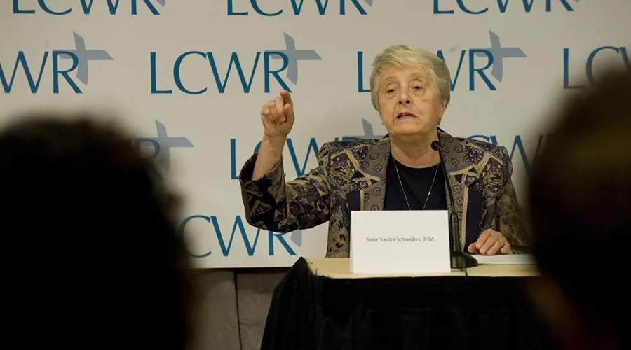 Hermana Sandra Schneiders, en conferencia de prensa del LCWR en 2012. Foto: Lisa Johnston / ACI Prensa
