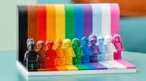 Nuevo set de LEGO con los colores de las banderas gay y transgénero. Crédito: Twitter oficial de LEGO.