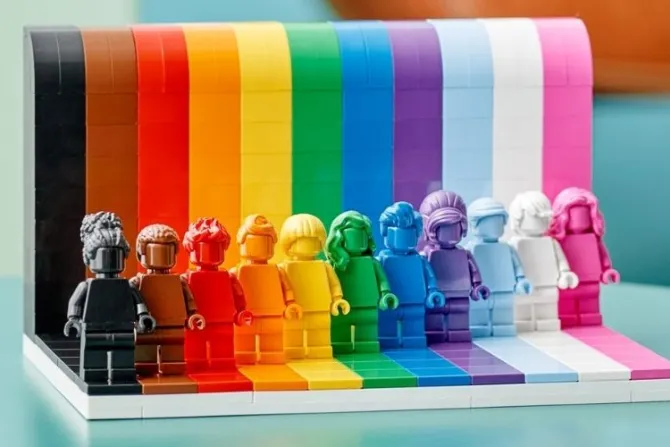 LEGO lanza set con los colores de la bandera gay y transgénero