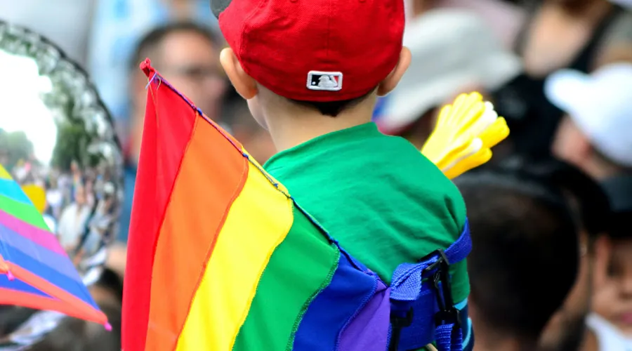 Hungría prohíbe el contenido “LGTB” para menores de edad
