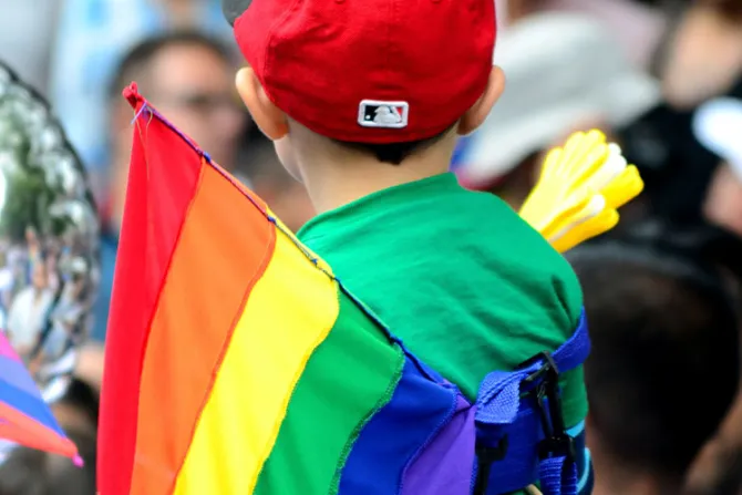 Hungría prohíbe el contenido “LGTB” para menores de edad