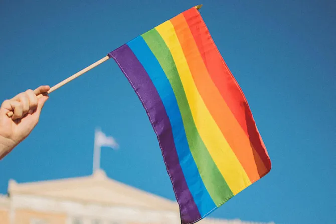 Grupos homosexuales demandan a universidad católica por norma basada en Catecismo