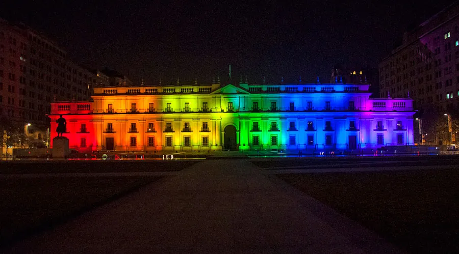 El Palacio de la con los colores LGBT / Foto: Flickr Movilh Chile (CC-BY-NC-ND-2.0)