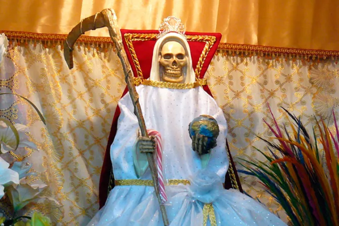 Un católico no puede dar culto a la “Santa Muerte”, alertan expertos en México