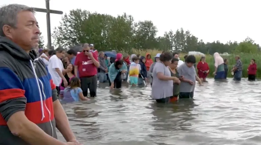 Peregrinos en el Lago de Santa Ana. Crédito: Captura de vídeo diócesis de Edmonton?w=200&h=150