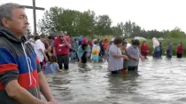 Peregrinos en el Lago de Santa Ana. Crédito: Captura de vídeo diócesis de Edmonton