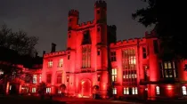Lambeth Palace iluminado de rojo en Reino Unido. Crédito: ACN UK