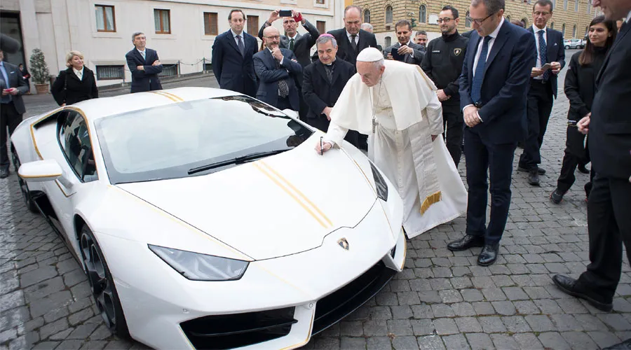 El Papa Francisco inspecciona el vehículo deportivo. Foto: L'Osservatore Romano?w=200&h=150