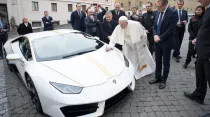 El Papa Francisco inspecciona el vehículo deportivo. Foto: L'Osservatore Romano