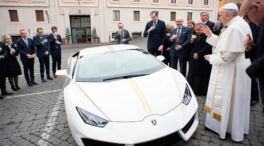 Entrega del Lamborghini Huracán al Papa Francisco. Foto: Vatican News / ACI Prensa.?w=200&h=150