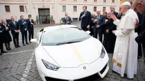 Entrega del Lamborghini Huracán al Papa Francisco. Foto: Vatican News / ACI Prensa.