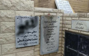 Lu00e1pidas profanadas en Cementerio de Kfar Yassif (Los graffitis blasfemos fueron difuminados por el Patriarcado Latino de Jerusalu00e9n por respeto)  / Foto: Patriarcado Latino de Jerusalu00e9n 