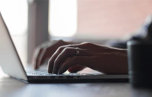 Laptop / Thomas Lefebvre (CC0-1.0)  