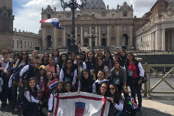 Más de 30 quinceañeras cambian viaje a Disney World por ver al Papa Francisco