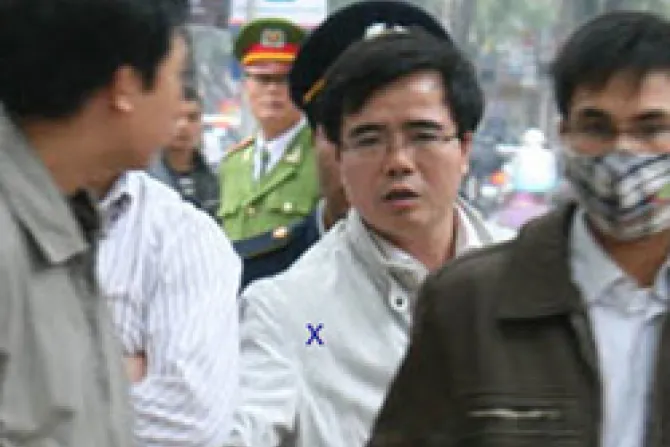 Golpean y arrestan a católicos que apoyan a defensor de DDHH en Vietnam