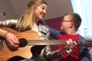 VIDEO VIRAL: Un hermoso canto de una joven para su hermano con Síndrome de Down 
