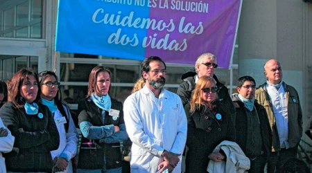 Miles piden absoluciu00f3n de mu00e9dico que se negu00f3 a realizar aborto en Argentina
