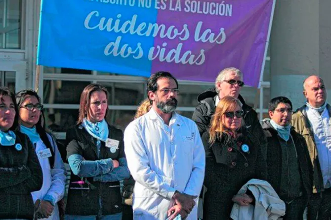 Miles piden absolución de médico que se negó a realizar aborto en Argentina