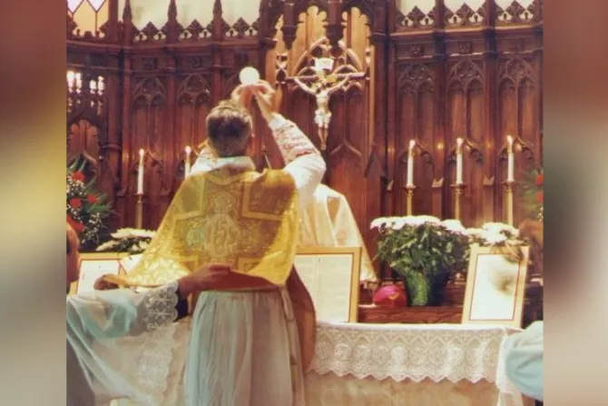 Alerta para católicos: Lefebvristas no deben celebrar sacramentos