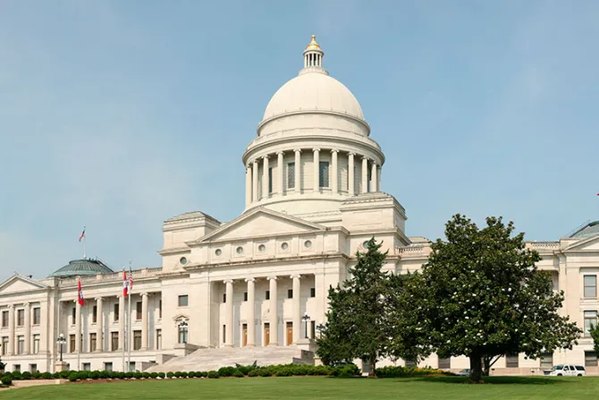 Legisladores de Arkansas anulan veto a proyecto de ley que impide cambio de sexo de menores