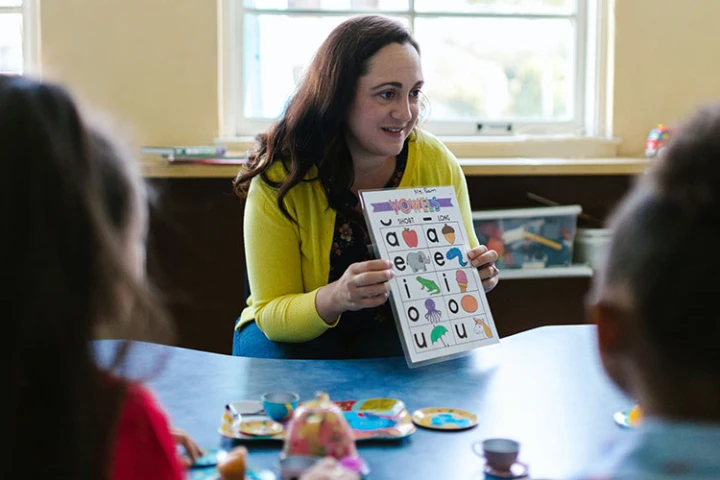 Buenos Aires prohíbe el lenguaje inclusivo en clases: El “chiques” y “todxs” no van más
