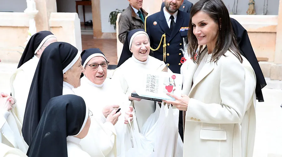 La Reina Letizia junto a las religiosas dominicas de Lerma que le regalaron el libro "Si no puedes perdonar, esto es para ti",escrito por una de ellas. Foto: Facebook Dominicas Lerma