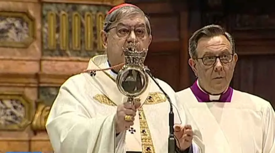 El Cardenal Crescenzio Sepe sostiene la reliquia de San Genaro. Crédito: Captura de video / Vatican Media.