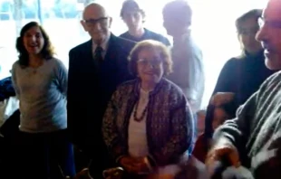 Don Miguel Woites y Lidia Amitrano (al centro). Cru00e9dito: Captura Youtube 