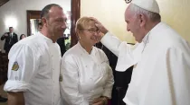 Lidia Bastianich recibiendo la bendición del Papa Francisco / Foto: Vatican Media