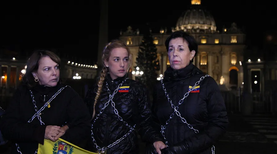 Lilian Tintori, Antonieta Mendoza y Mitzy de Ledezma protestan frente al Vaticano. Foto: Daniel Ibáñez / ACI Prensa