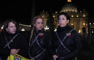Lilian Tintori, Antonieta Mendoza y Mitzy de Ledezma protestan frente al Vaticano. Foto: Daniel Ibu00e1u00f1ez / ACI Prensa 