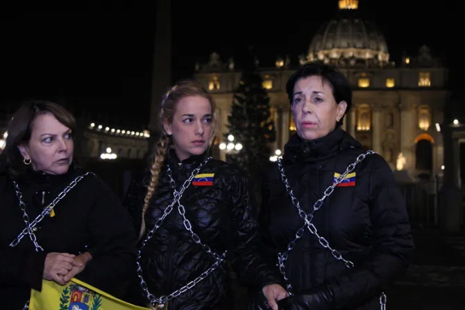 Tres mujeres se encadenan en el Vaticano por libertad de presos políticos en Venezuela