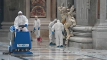 Operarios desinfectando la Basu00edlica de San Pedro. Foto: Vatican Media