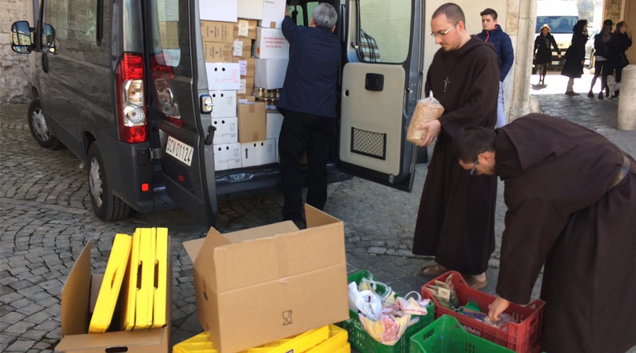 Miembros de la Limosnería del Vaticano compran productor a los agricultores. Foto: Limosnería Apostólica?w=200&h=150