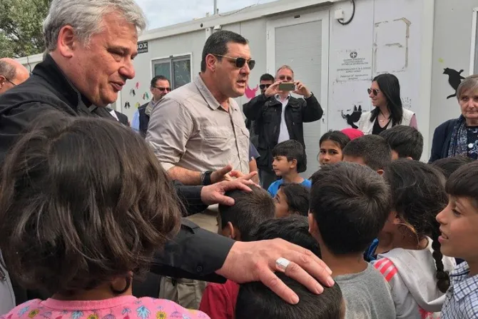 Limosnero del Papa viaja a isla griega de Lesbos para ayudar a solicitantes de asilo